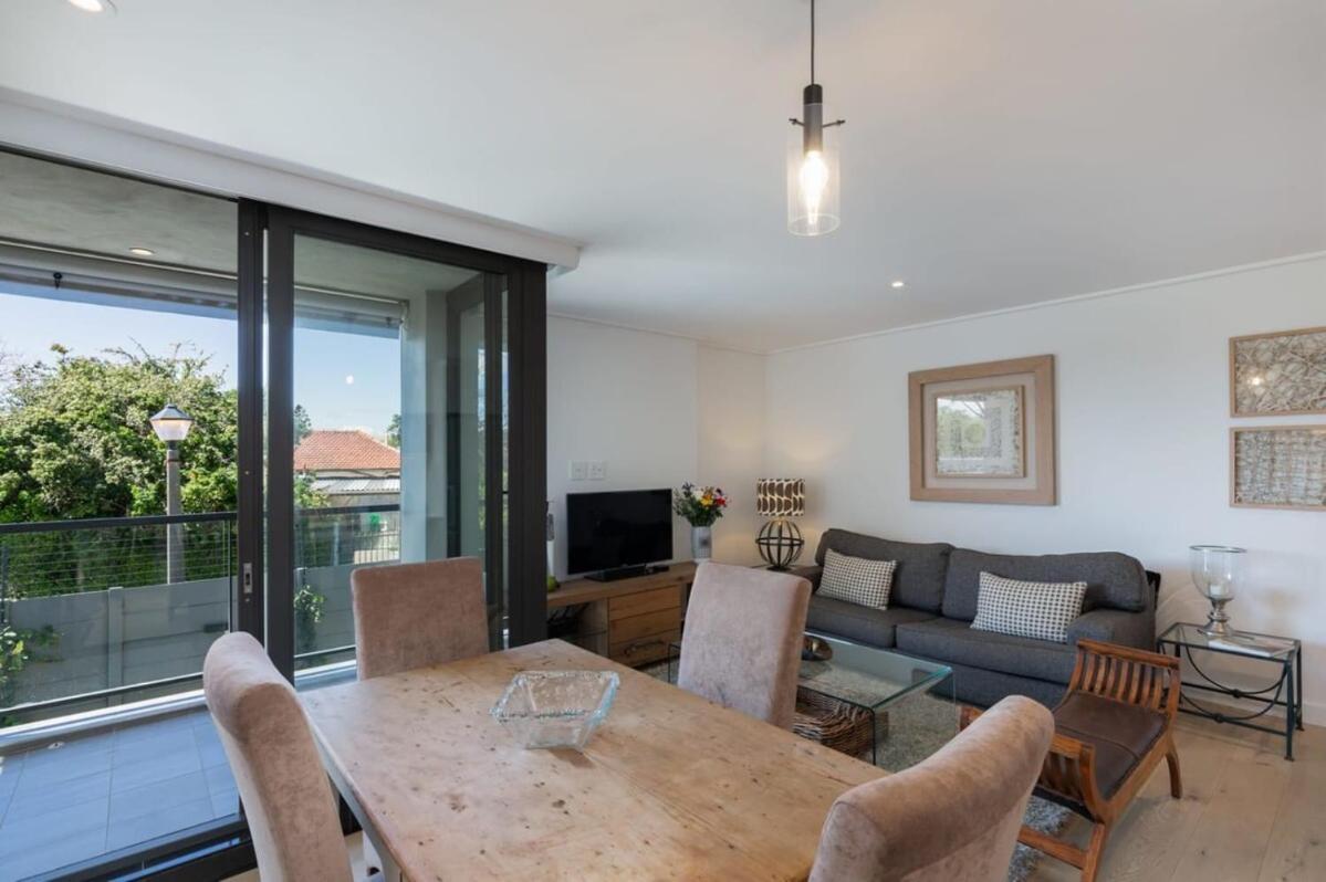 Southern Suburbs Leafy Village Neighbourhood Apartamento