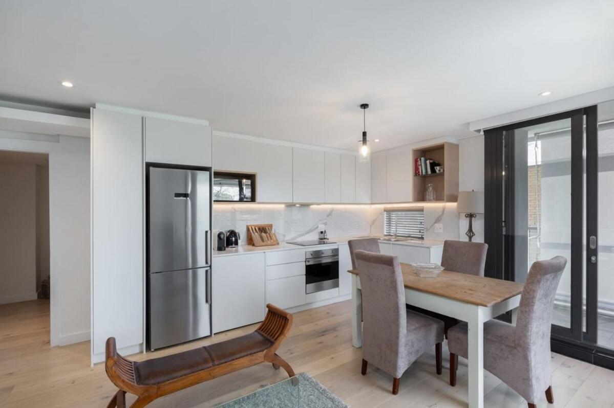 Southern Suburbs Leafy Village Neighbourhood Apartamento