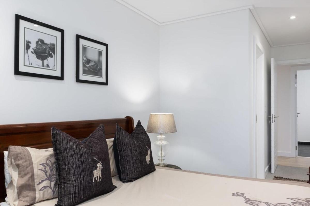 Apartamento Southern Suburbs Leafy Village Neighbourhood